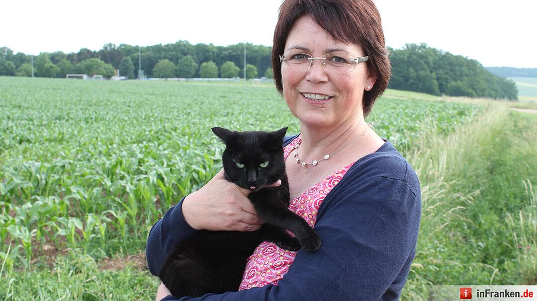 Katze Molli und ihre Besitzerin glücklich wiedervereint.