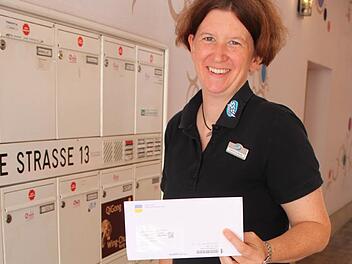 Das Ende des Poststreiks löst in Bamberg Freude aus - wie bei Catharina Beyer. Die Einzelhändlerin "Vom Fass" in der Langen Straße hat auf wichtige Post von der Rentenversicherung gewartet. Die kam nun gestern endlich an.  Foto: Peter Groscurth
