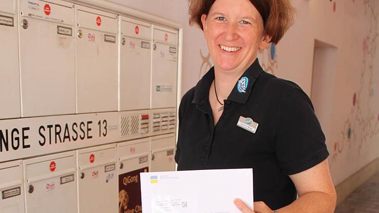 Das Ende des Poststreiks löst in Bamberg Freude aus - wie bei Catharina Beyer. Die Einzelhändlerin "Vom Fass" in der Langen Straße hat auf wichtige Post von der Rentenversicherung gewartet. Die kam nun gestern endlich an.  Foto: Peter Groscurth