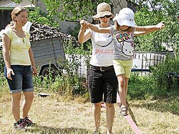 Beim ersten Versuch noch vorsichtig, war Klara bei ihrem zweiten Weg über die Slackline bereits wesentlich sicherer, denn Übung macht bekanntlich den Meister. Foto: Sabine Weinbeer