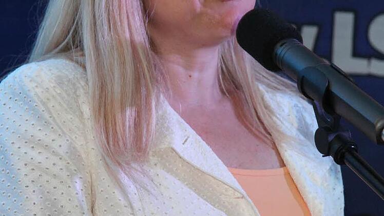 Staatsministerin Melanie Huml, Vorsitzende von Oberfranken offensiv, freute sich über das Werk des Designforums Coburg.