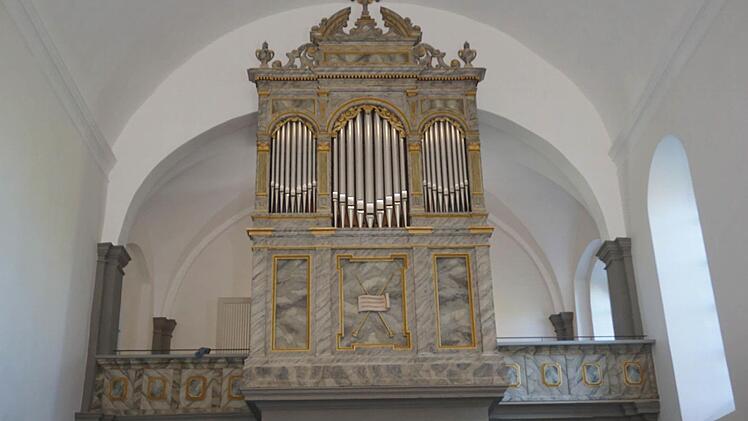 Orgel und Empore, grau mit goldenen Elementen, bilden den ruhigen Gegenpol zur Farbenpracht der Altäre. Foto: Marion Eckert