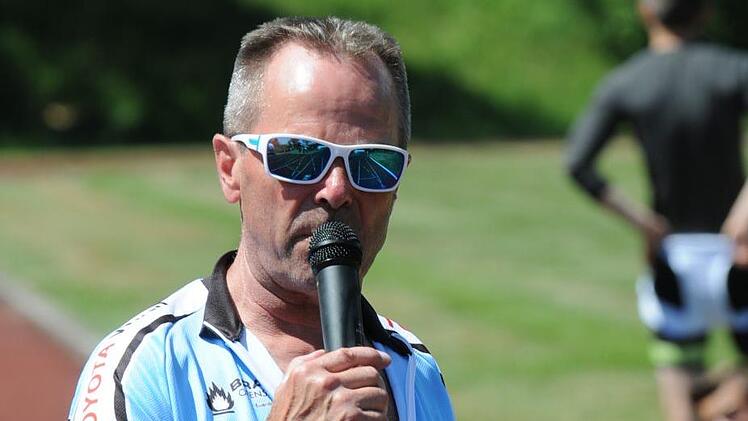 Wolfgang Illek am Mikro, der Organisator nahm aber auch aktiv am Run and Bike teil.