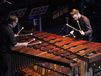 Philipp Mohr (Marimbaphon, links) und Timo-Jan Deen (Cajon, rechts). Peter Klopf