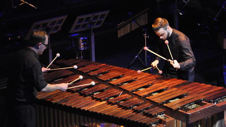 Philipp Mohr (Marimbaphon, links) und Timo-Jan Deen (Cajon, rechts). Peter Klopf
