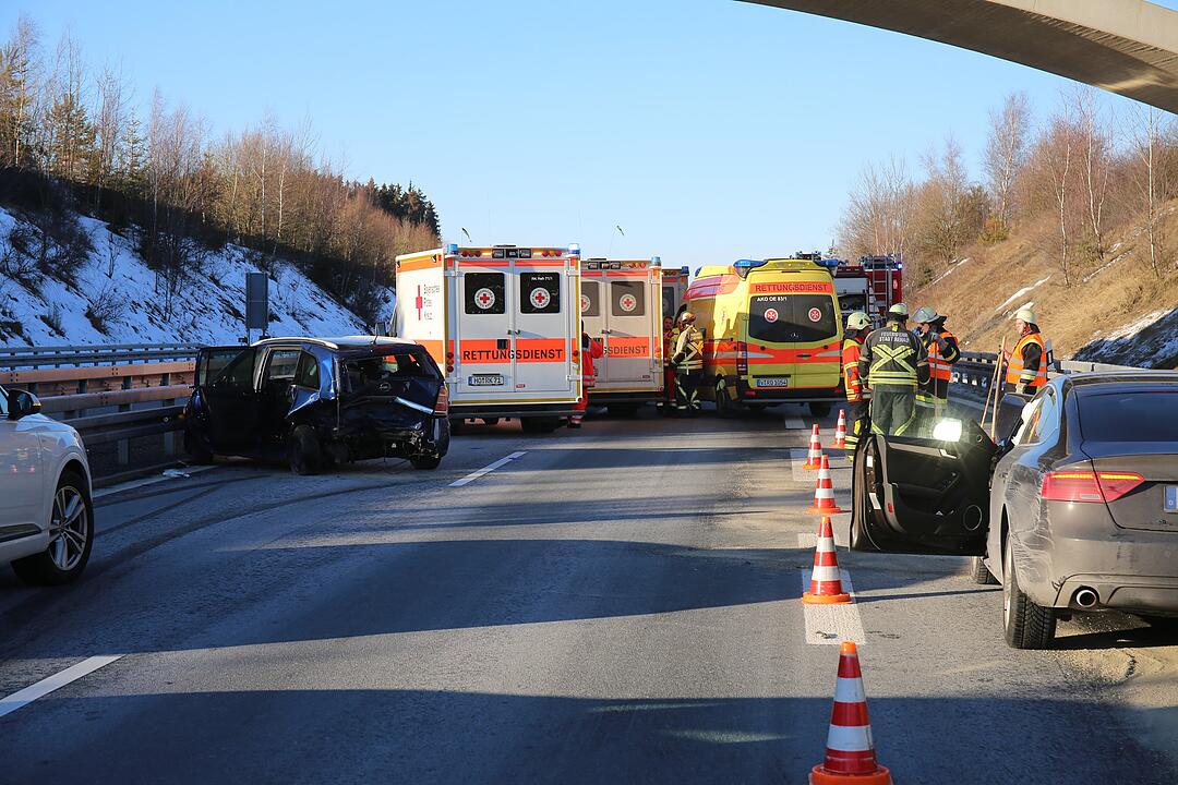 Schwerer Unfall auf A93 bei Hof: Audi fährt auf Opel auf