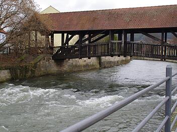 Die Unglücksstelle am Herrenmühlsteg: Am linken Aufgang befindet sich die Treppe, über die der Verunglückte wohl an den Fluss gelangt war. Foto: Marco Meißner