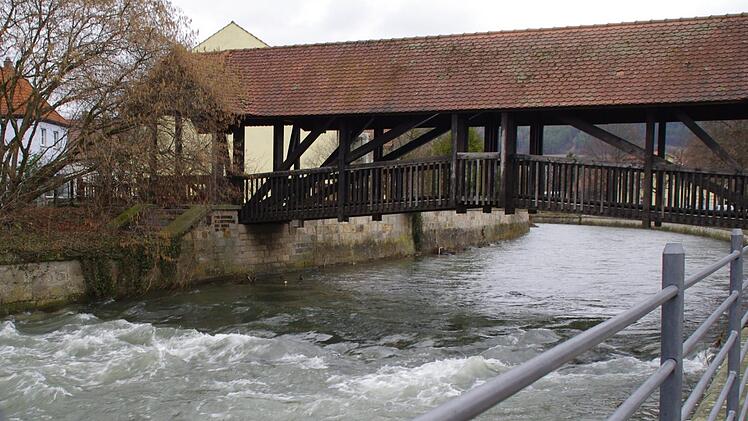 Die Unglücksstelle am Herrenmühlsteg: Am linken Aufgang befindet sich die Treppe, über die der Verunglückte wohl an den Fluss gelangt war. Foto: Marco Meißner