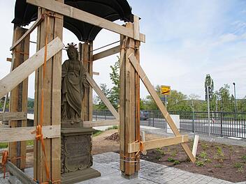 Die Marienstatue steht wieder an der Saalebrücke - während des Aufstellens noch mit Stützkonstruktion aus Holz.Foto: Arkadius Guzy