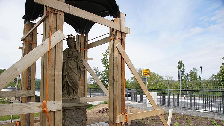 Die Marienstatue steht wieder an der Saalebrücke - während des Aufstellens noch mit Stützkonstruktion aus Holz.Foto: Arkadius Guzy