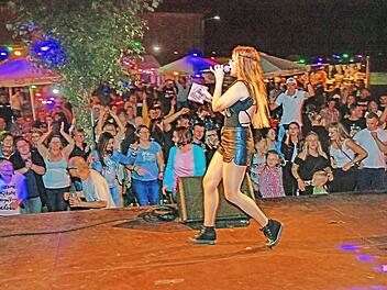 Marry, die Powerfrau des Pop, bekannt durch ihre Auftritte im "Bierkönig" auf Mallorca, sorgt 30 Minuten für Stimmung.  Foto: Klaus Gagel