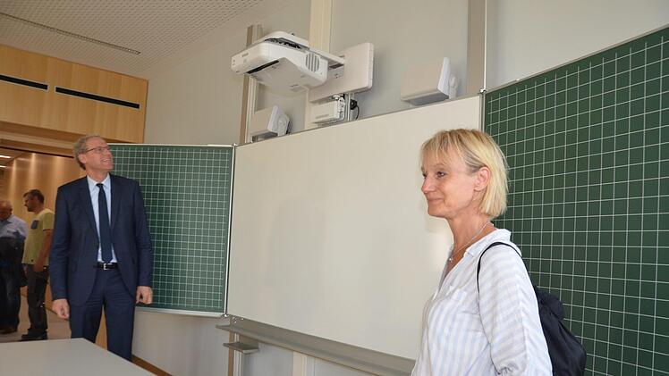 Die kommissarische Leitung  der Carl-Platz-Schule haben  nun  die   beiden Stellvertreterinnen  Christiane Maurer und Silke Schmitt übernommen. Unser Foto zeigt Christiane Maurer mit Bürgermeister German Hacker bei einem Ortstermin   im neuen Pavillon im Oktober 2018. Foto: Bernhard Panzer