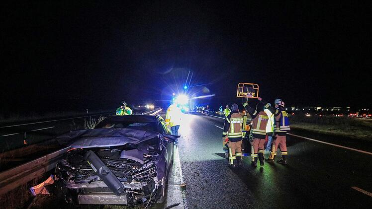 Schwerer Unfall auf der A3 im Kreis Kitzingen: Eine Frau starb am 24.12.2019. Symbolbild: Foto: Merzbach/News5