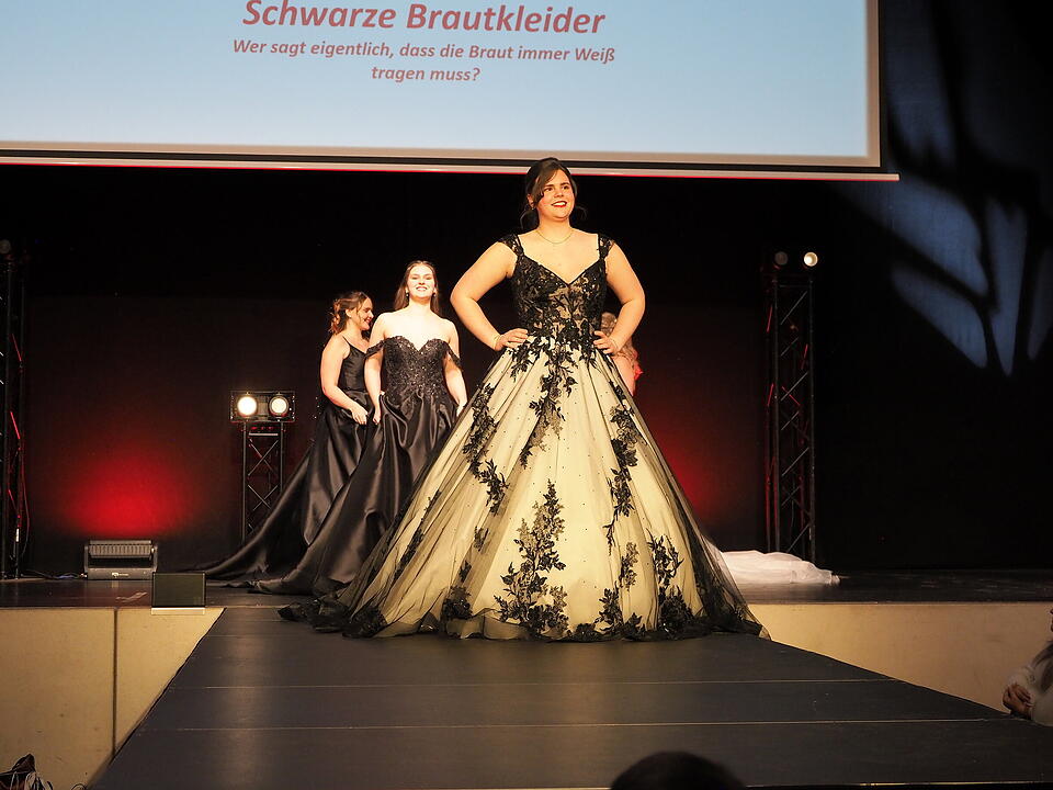 Inkl. Braut- und Festmodenschauen.