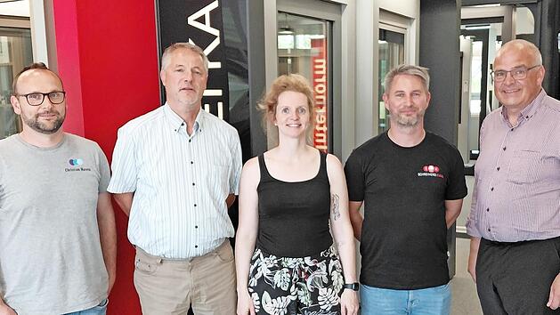 Beim &bdquo;Unternehmensbesuch&ldquo; (v.&nbsp;l.): Christian Matern, Wirtschaftsf&ouml;rderer Andreas R&ouml;sch, Theresa Meier-Kaul, Michael Meier und Landrat Hanng&ouml;rg Zimmermann.