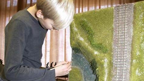 Jakob Hofmann (12) ist neu bei den Eisenbahnfreunden Kulmbach und hat noch keine eigene Bahn, aber er findet die kleine Welt faszinierend.