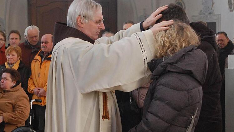 Weit über 100 Paare empfingen in der Basilika Vierzehnheiligen den Segen, unter anderen von Pater Ernst (linksim Bild) und von Pater Heribert.
