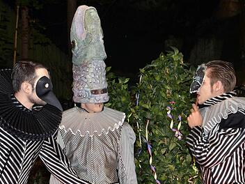 Don Juan (Tobias Kolloch und sein Gefolgsmann Borachio (Benedikt Lehmann) intrigieren gegen Claudios (Martin Besold) Hochzeitspläne (von links). Foto: Dieter Hübner