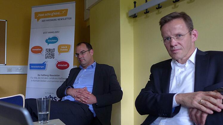 Der kritische Blick der Coburger Professoren Dr. Eberhard Nöfer (rechts) und Dr. Niko Kohls auf die Präsentation der Studierenden mündet in anerkennende Worte für die Projektgruppe des Studiengangs Integrative Gesundheitsförderung zum Thema Betriebliches Gesundheitsmanagement im Auftrag der VHS Haßberge.