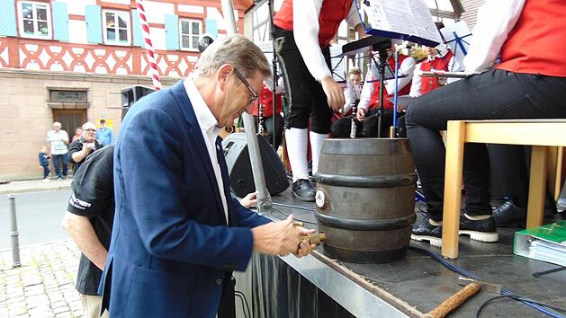 B&uuml;rgermeister Heinz Richter sticht das erste Bierfass an. Fotos: Petra Malbrich