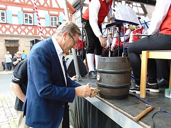 Bürgermeister Heinz Richter sticht das erste Bierfass an. Fotos: Petra Malbrich