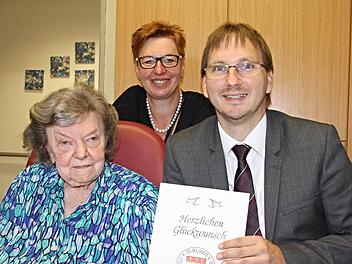 Der Jubilarin Erna Wohlleben (links) gratulierten für den Markt Maroldsweisach Bürgermeister Wolfram Thein und Gemeinderätin Doreen Büschel. Foto: Helmut Will