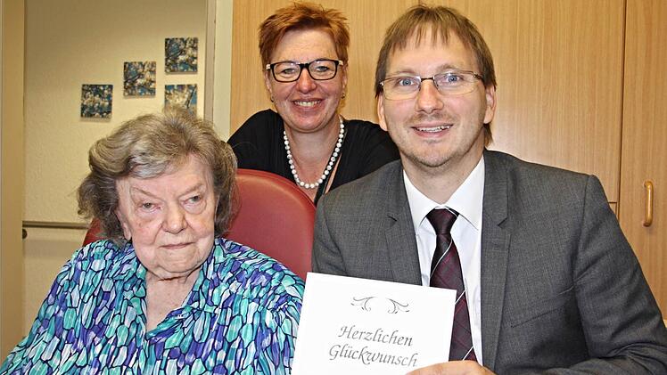 Der Jubilarin Erna Wohlleben (links) gratulierten für den Markt Maroldsweisach Bürgermeister Wolfram Thein und Gemeinderätin Doreen Büschel. Foto: Helmut Will