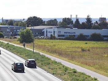 Interessante Lage: Das rund 15 000 Quadratmeter große Grundstück der insolventen Firma Metalluk (hinten) direkt am Berliner Ring könnte bei den Planungen für den Neubau des BMW-Autohauses Sperber vielleicht bald eine Rolle spielen. Foto: Ronald Rinklef