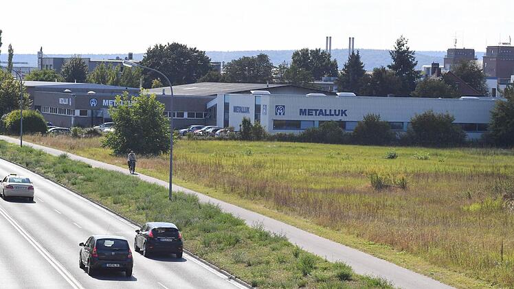 Interessante Lage: Das rund 15 000 Quadratmeter große Grundstück der insolventen Firma Metalluk (hinten) direkt am Berliner Ring könnte bei den Planungen für den Neubau des BMW-Autohauses Sperber vielleicht bald eine Rolle spielen. Foto: Ronald Rinklef