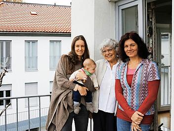 Die kleine Johanna ist die jüngste Bewohnerin der Villa Kunigunde. Auf dem Bild sieht man sie mit ihrer Mama Susanne Geber und zwei Frauen, die seit der Eröffnung 2006 dort leben: Renate Rupprecht (Mitte) und Yvonne Schubert.  Foto: Matthias Hoch