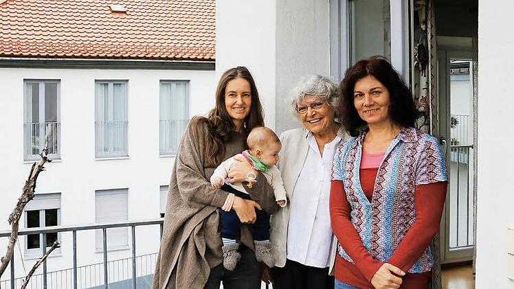 Die kleine Johanna ist die jüngste Bewohnerin der Villa Kunigunde. Auf dem Bild sieht man sie mit ihrer Mama Susanne Geber und zwei Frauen, die seit der Eröffnung 2006 dort leben: Renate Rupprecht (Mitte) und Yvonne Schubert.  Foto: Matthias Hoch