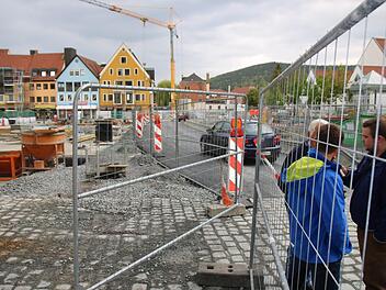 Nicht mehr komplett durch die Sutte, sondern ein Stück über den Zentralparkplatz wird seit Montagnachmittag der Verkehr gelotst. Fotos: Jochen Nützel