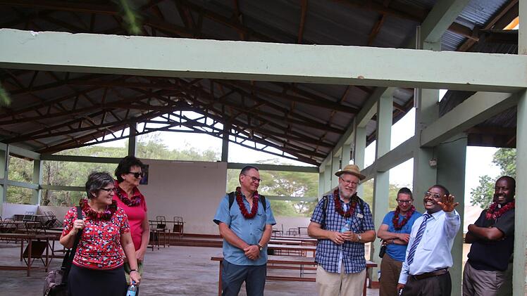 Auf dem Programm standen viele Schulbesuche. Schulleiter James Somi erläuterte den Gästen, wie er in seiner abgelegenen Ngarenanyuki Secondary School Energie- und Wasserversorgung sowie Brandschutz sicherstellt. Von rechts: Dekan Anathe Pallangyo, Somi, Heiko Geuß, Heinz Geyer, Thomas Kraftzyk, Waltraud Leppert und Veronika Flierl. Foto: Bettina Knauth