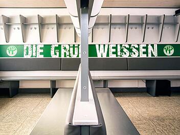 Maßgefertigte, grau-silberne Spinde und eine grüner Schriftzug samt Logo - die  etwa 50 Quadratmeter große Umkleide des TSV Neudrossenfeld erscheint nach einem  Umbau in neuem Glanz. Alexander Muck