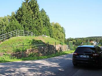 Unmittelbar neben den Münnerstädter Brunnen fahren Autos. Deshalb sollen möglicherweise Kanäle eingezogen werden, falls doch einmal ein Unfall passiert.  Foto: Thomas Malz