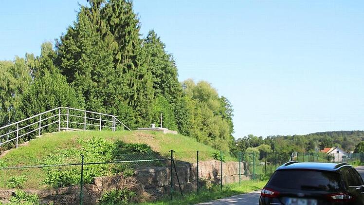Unmittelbar neben den Münnerstädter Brunnen fahren Autos. Deshalb sollen möglicherweise Kanäle eingezogen werden, falls doch einmal ein Unfall passiert.  Foto: Thomas Malz