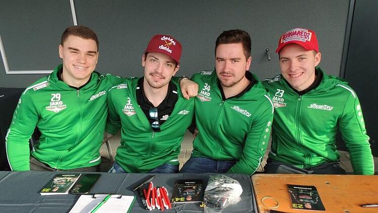 Bereit zum Signieren: Felix Ribarik, Nico Henseleit, Thilo Grsu und Jari Neugebauer (von links) von der 1. Mannschaft.