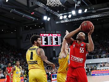 Neuzugang Darion Atkins (rechts) steigt unter dem Korb gegen Nick Weiler-Babb hoch und erzielt seine ersten beiden Punkte im Bamberger Trikot. Foto: Daniel Löb