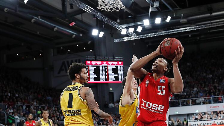 Neuzugang Darion Atkins (rechts) steigt unter dem Korb gegen Nick Weiler-Babb hoch und erzielt seine ersten beiden Punkte im Bamberger Trikot. Foto: Daniel Löb