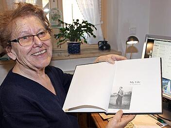 Gerda Reichenbacher hält den Kontakt mit dem Zeitzeugen Jack Reinhardt aufrecht. Seine Geschichte erscheint im neuen "Heimatboten aus dem Reichen Ebrachgrund". Foto: Evi Seeger