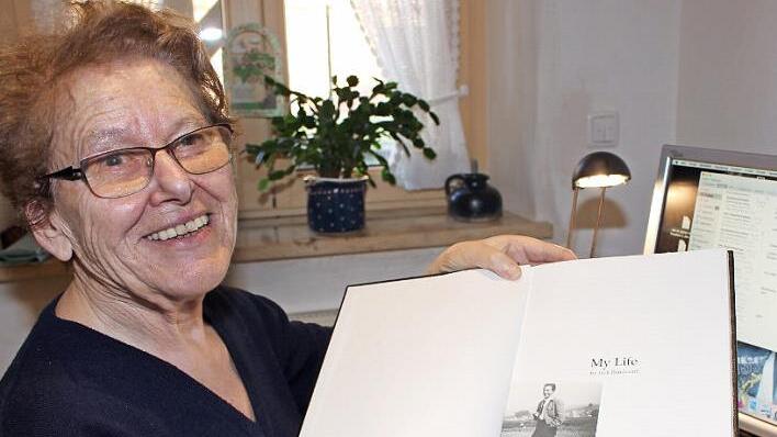 Gerda Reichenbacher hält den Kontakt mit dem Zeitzeugen Jack Reinhardt aufrecht. Seine Geschichte erscheint im neuen "Heimatboten aus dem Reichen Ebrachgrund". Foto: Evi Seeger