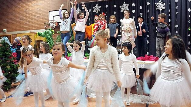 Die Schulspielgruppe der Ludwigsstädter Schule brachte den Märchenklassiker "Frau Holle" in einer zeitgemäßen Version zur Aufführung.  Foto: Heike Schülein