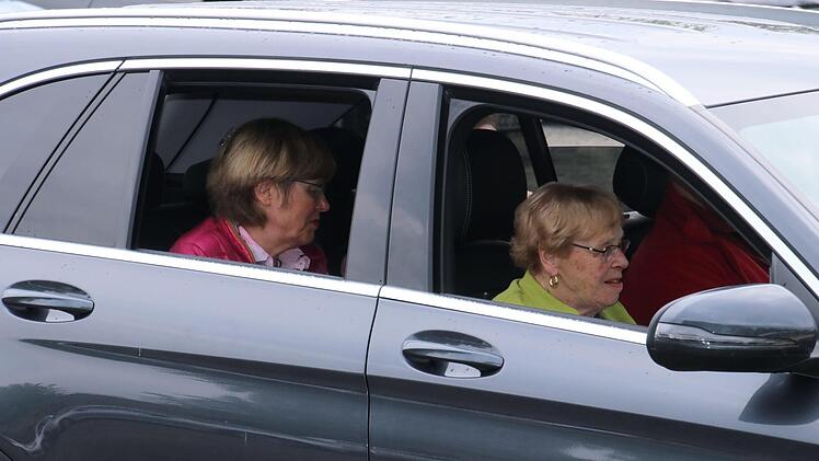 Bei offenen Autofenstern hörten zahlreiche Besucher die Worte der beiden Geistlichen. Foto: Helmut Will