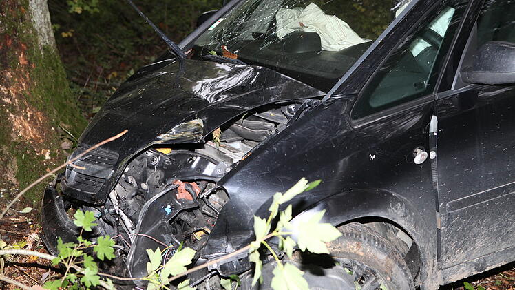 Der 30 Jahre alte Beifahrer wurde bei dem Unfall schwer verletzt.