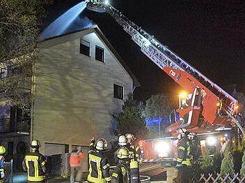 Bei einem Zimmerbrand im Dach eines zweistöckigen Mehrfamilienhauses mit einem Schwerstverletzten waren am Abend vier Feuerwehren aus Bad Kissingen und Umgebung im Einsatz.