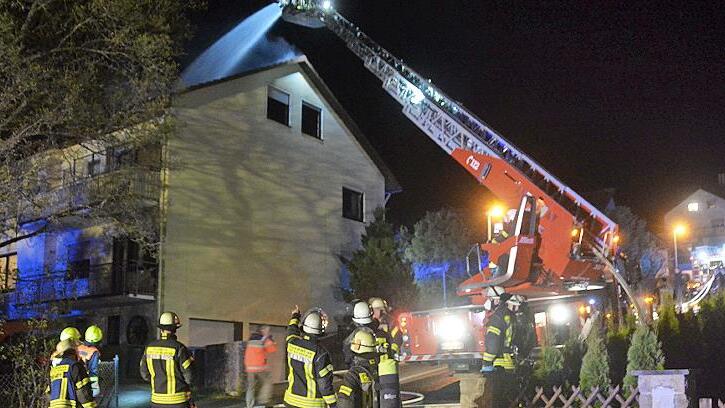 Bei einem Zimmerbrand im Dach eines zweistöckigen Mehrfamilienhauses mit einem Schwerstverletzten waren am Abend vier Feuerwehren aus Bad Kissingen und Umgebung im Einsatz.