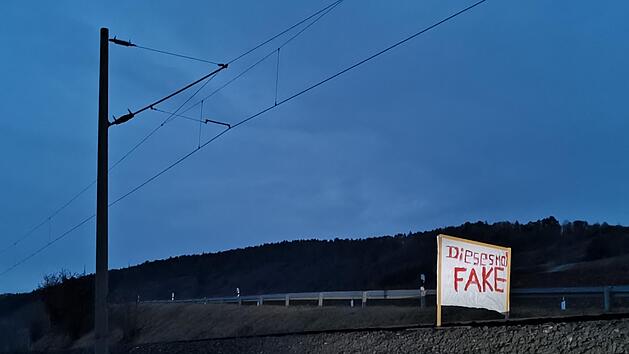 Am 6. Januar 2021 raste ein ICE auf der Strecke der Werntalbahn im Landkreis Main-Spessart in eines von f&uuml;nf aufgespannten Plakaten.