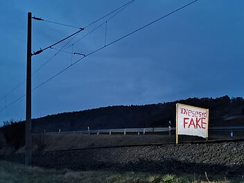 Am 6. Januar 2021 raste ein ICE auf der Strecke der Werntalbahn im Landkreis Main-Spessart in eines von fünf aufgespannten Plakaten.