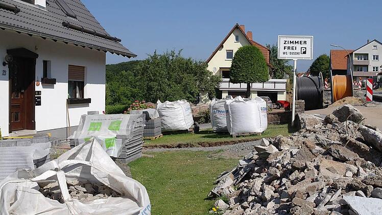 Paletten mit Steinen, Container, Bagger und Kabeltrommeln zieren derzeit die Vorgärten in Motten.