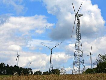 Ob Gittermast oder Massivröhre: Noch mehr Windräder will der Gemeinderat Stadelhofen auf dem Jura nicht hinnehmen. Foto: Barbara Herbst